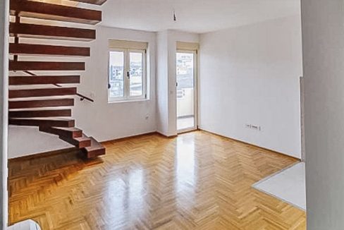 Zgrada je evidentno sagradjena od dobrih materijala a zadovoljava i sve standarde sigurnosti. Tako tu možemo naći demit fasada d=10cm, aluminijumska bravarija sa termoprekidačem boje slonove kosti, velux krovni prozori, termo/hidro izolacija, optičke instalacije, HD TV, super brz internet, protiv požarni alarm, interfon, hrastov parket, sigurnosna vrata, unutrašnja vrata od hrastovog furnira, keramika-traventino, podni invertorski klima uređaj marke: TOSHIBA - (fenkojleri rashladno/ogrjevni sistem)..