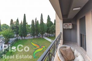 Mali raj u centru grada u novoj zgradi kod crkve Svetog Đorđa</h2> <h3>Lokacija</h3> <a href="/sr?p=20474" rel="attachment wp-att-20474"><img class="alignleft size-medium wp-image-20474" src="https://www.piscorealestate.com/wp-content/uploads/2020/09/Nekretnine-Podgorica-Jednosoban-Stan-Izdavanje-12-of-17-300x200.jpg" alt="Nekretnine Podgorica - Jednosoban Stan - Izdavanje " width="300" height="200" /></a>Nedavno izgradjena zgrada na <strong>najljepšem i najzelenijem mjestu u Podgorici</strong>, nudi jedan poseban doživljaj urbanog i pridnog istovremeno. Zgrada je ogradjena <strong>visokom ogradom</strong>, koja je udaljena dovoljno daleko, da znatiželjni pogledi sa ulice ne mogu doprijeti. <strong>Zelena površina</strong> dijeli zgradu od prilaznog puta. Zgrada ima i<strong> 24 satnu recepciju</strong>, <strong>noćnog čuvara</strong>, za dodatnu sigurnost a uostalom cjelokupan prostor je pokriven video nadzorom i alarmnim sistemima. Zaista jedna posebna cjelina. Stan koji vam nudimo za rentu gleda prema <strong>sjeverozapadu</strong> na veliku zelenu površinu, pa stoga možete uživati u prelijepom pogledu na zelenilo. <strong>Balkon</strong>  ovog stana je prostran, pa osim odmora tu možete odložiti i razne druge sitnice. Ono što bi naveli kao<strong> glavnu prednost</strong> ove lokacije je svakako brdo " Gorica " koje počinje odmah do ove gradjevine. Nezaboravne šetnje kroz prirodu sa puno četinara će doprinijeti i vašem zdravlju i raspoloženju.   <h2>Unutrašnjost</h2> Stan je <strong>dizajniran da pruži intimu i mir</strong> sa diskretnim detaljima koji upotpunjuju prostor. Osnovni cilj kod uredjenja ovog prostora je <strong>udobnost i privatnost</strong>, pa stoga i od namještaja koji se nalazi u stanu očekujte da bude <strong>udoban, komforan ali u isto vrijeme i funkcionalan</strong>. Na zidovima su uradjene zidne tehnike, što zbog dekora ali i lakšeg održavanja. <strong>Multi split sistem</strong> grijanja i hladjenja će vam omogućiti da se osjećate veoma prijatno i u ljetnjim i u zimskim mjesecima. <h4><a href="/sr?p=20472" rel="attachment wp-att-20472"><img class="alignleft size-medium wp-image-20472" src="https://www.piscorealestate.com/wp-content/uploads/2020/09/Nekretnine-Podgorica-Jednosoban-Stan-Izdavanje-11-of-17-133x200.jpg" alt="Nekretnine Podgorica - Jednosoban Stan - Izdavanje " width="133" height="200" /></a>Kuhinja</h4> U potpunuosti opremljena sa maksimalnim iskorištenjem prostora, napravljena od medjapana visokog sjaja i sa veoma kvalitetnim ugradnim elementima učiniće kuvanje pravim zadovoljstvom. Stan je potpuno<strong> opremljen svim uredjajima</strong>, nije useljavan, a neke stvari popupt garderobera po želji su ostavljene budućim zakupcima da odaberu. Stan je prostran, pa iako jednosoban, tu ima mjesta čak i za jednu <strong>malu prostoriju za bebu ili pak radnu sobu.</strong> <span style="color: #008000;"><strong>Ono što je bitno napomenuti je da su vlasnici takodje jako predusretljivi pa ako bi smatrali da nešto treba dodati ili dopuniti imaće razumijevanja a da cijena ostane ista. </strong></span>   <h3><a href="/sr?p=20452" rel="attachment wp-att-20452"><img class="alignleft size-medium wp-image-20452" src="https://www.piscorealestate.com/wp-content/uploads/2020/09/Nekretnine-Podgorica-Jednosoban-Stan-Izdavanje-1-of-17-133x200.jpg" alt="" width="133" height="200" /></a>Naše mišljenje</h3> Iako je cijena postavljena iznad tržišne za ovu kvadraturu, smatramo da za one koji želi posebnost, mir i potpuni ugodjaj to neće biti problem. <h3>Uslovi izdavanja</h3> Ova nekretnina se izdaje na<strong> minimum godinu dana</strong> uz standardne <strong>agencijske uslove</strong> a ako vam se i dopala budite slobodni da nas kontaktirate. Pisco Real Estate - agencija za nekretnine koja pravi razliku.