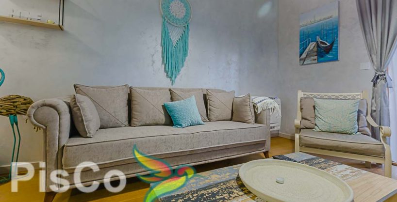 Mali raj u centru grada u novoj zgradi kod crkve Svetog Đorđa Lokacija Nedavno izgradjena zgrada na najljepšem i najzelenijem mjestu u Podgorici, nudi jedan poseban doživljaj urbanog i pridnog istovremeno. Zgrada je ogradjena visokom ogradom, koja je udaljena dovoljno daleko, da znatiželjni pogledi sa ulice ne mogu doprijeti. Zelena površina dijeli zgradu od prilaznog puta. Zgrada ima i 24 satnu recepciju, noćnog čuvara, za dodatnu sigurnost a uostalom cjelokupan prostor je pokriven video nadzorom i alarmnim sistemima. Zaista jedna posebna cjelina.  Stan koji vam nudimo za rentu gleda prema sjeverozapadu na veliku zelenu površinu, pa stoga možete uživati u prelijepom pogledu na zelenilo. Balkon  ovog stana je prostran, pa osim odmora tu možete odložiti i razne druge sitnice. Ono što bi naveli kao glavnu prednost ove lokacije je svakako brdo 