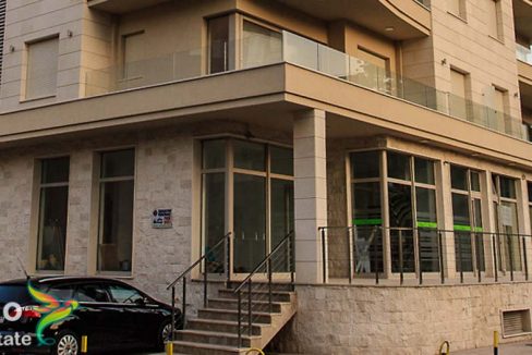 Prodaje se poslovni prostor u Budvi veoma prostoran po dobroj cijeni