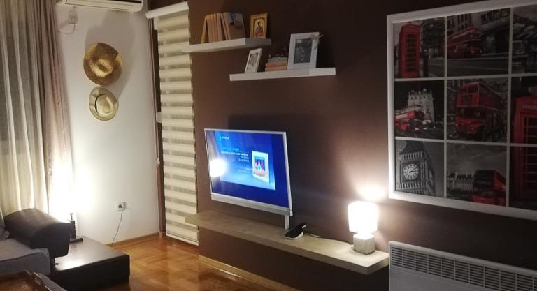 Izdaje se jednosoban lux stan u ulici 4. Jula + garaža