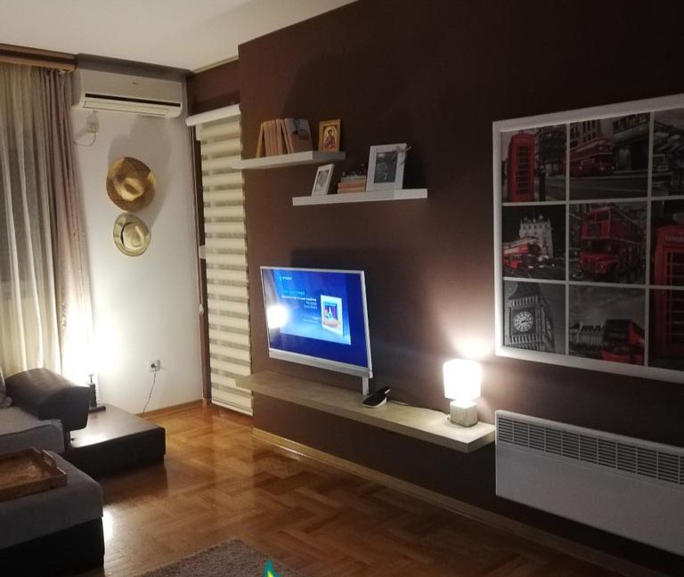 Izdaje se jednosoban lux stan u ulici 4. Jula + garaža