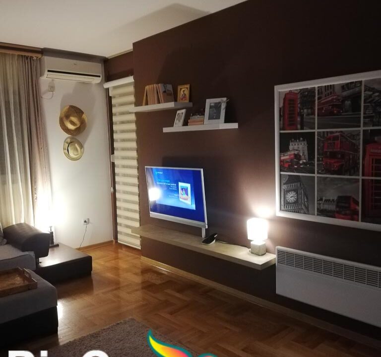 Izdaje se jednosoban lux stan u ulici 4. Jula + garaža