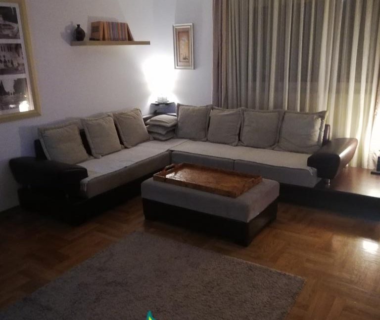 Izdaje se jednosoban lux stan u ulici 4. Jula + garaža