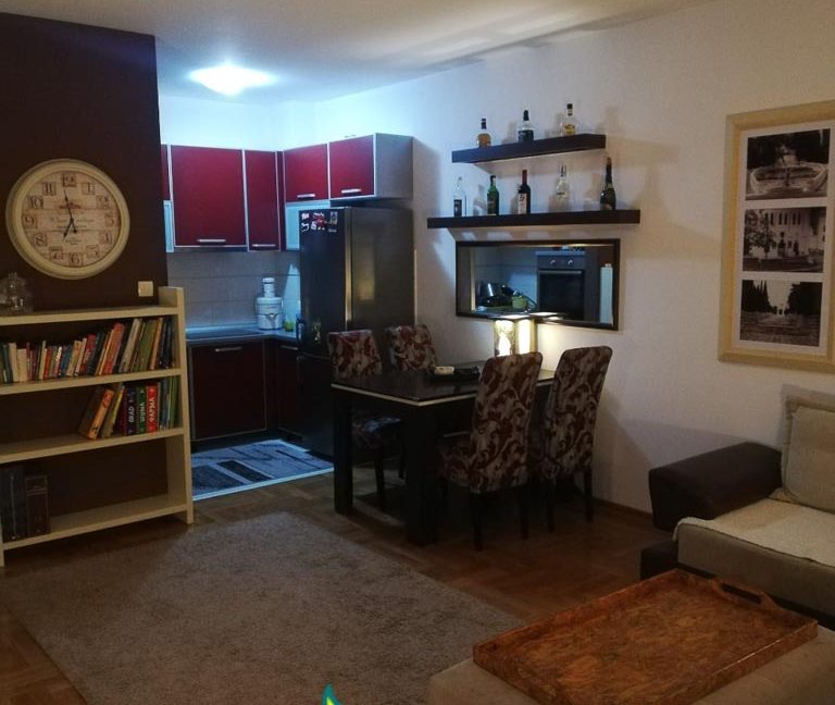Izdaje se jednosoban lux stan u ulici 4. Jula + garaža