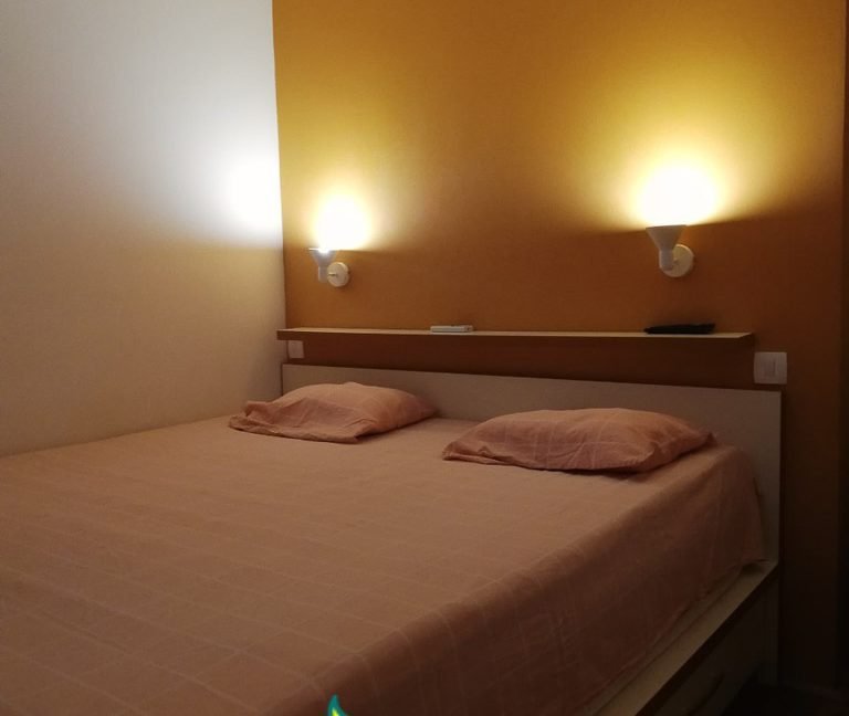 Izdaje se jednosoban lux stan u ulici 4. Jula + garaža