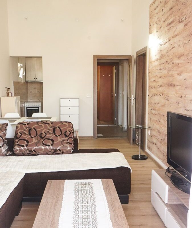 Izdaje se lijepo namjesten dvosoban stan kod Bazara sa parking mjestom 75m2 Podgorica