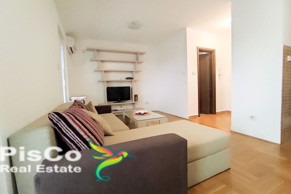 Izdaje se FULL opremljena garsonjera iza Delte sa parking mjestom 32m2 Podgorica