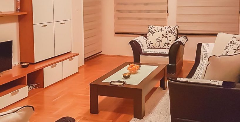 Izdaje se POLUNAMJEŠTEN TROSOBAN STAN na Starom Aerodromu