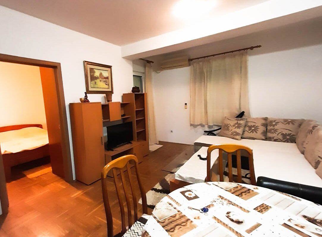 Izdaje se Jednosoban stan u ulici Kralja Nikole 45m2