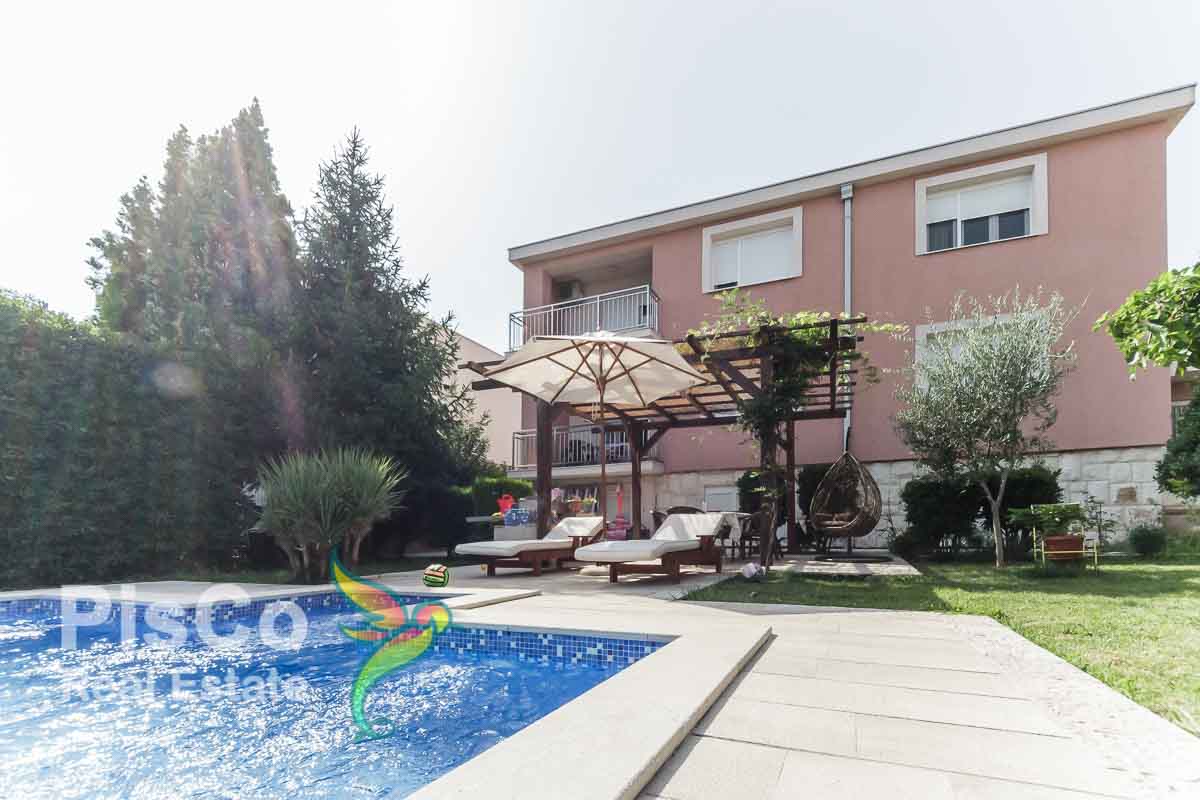 Izdaje se kuća na Gorici C sa bazenom | Podgorica