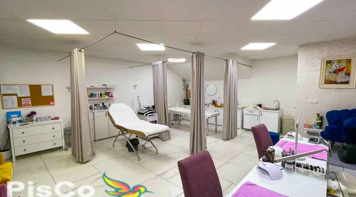 Kompletno opremljen kozmeticki salon u Zabjelskoj vektri
