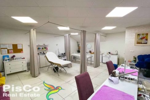 Kompletno opremljen kozmeticki salon u Zabjelskoj vektri