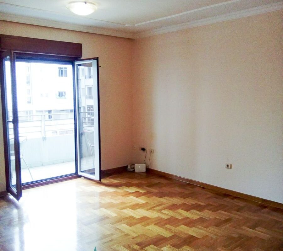 Izdaje se Registrovan poslovni prostor u zgradi Maxim 50m2 + Garaža 17m2