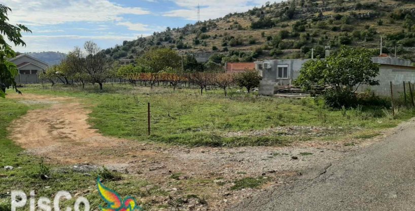 Idealno za porodičnu kuću - lijep i ravan plac u Rogamima 928m2