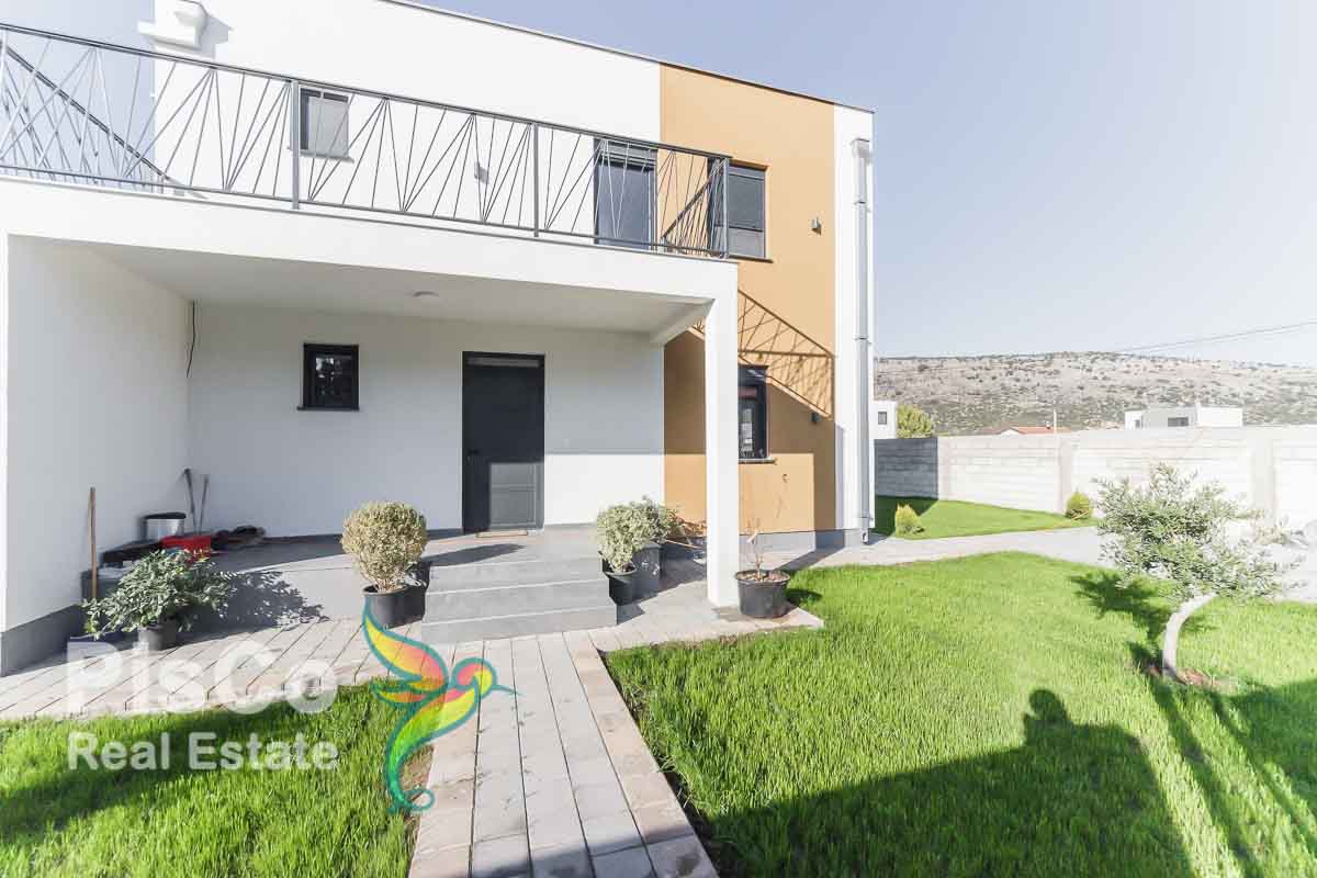Luxury two storey house 170m2 in Tološi for rent Podgorica