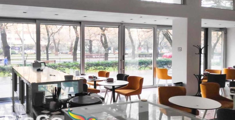 Opremljen kafić na bulevaru Sv. Petra Cetinjskog 100m2 za izdavanje