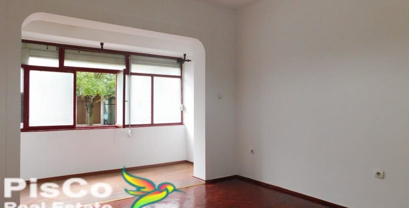 Izdaje se stan u centru grada, idealno za kancelarijski prostor 70m2