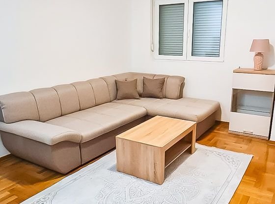 Izdaje se lijepo namješten jednosoban stan 45m2 na Starom Aerodromu