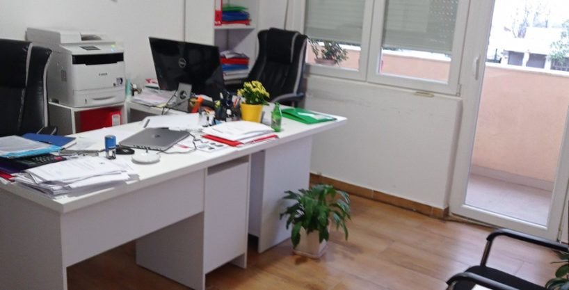 Izdaje se prazan jednosoban stan Preko Morače, Idealno za kancelariju 55m2