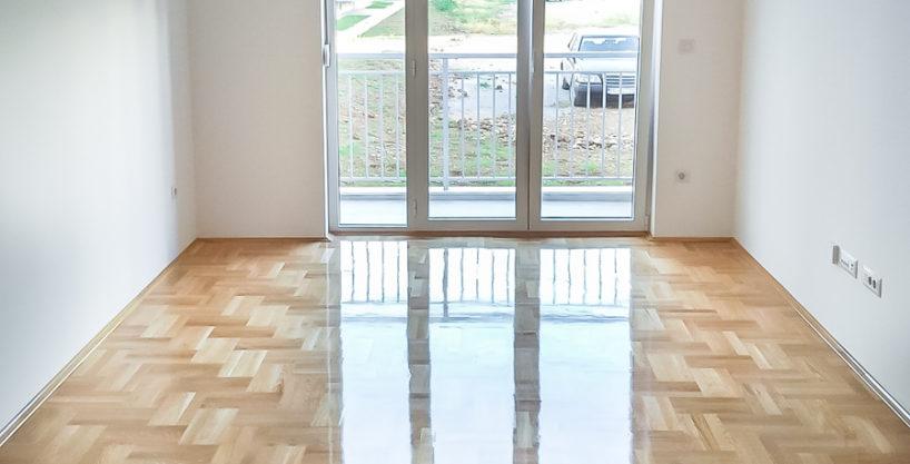 Izdaje se nenamješten dvosoban stan 66m2 na Starom Aerodromu