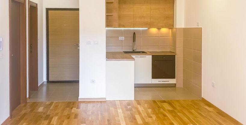 Izdaje se polunamješten jednosoban stan 43m2 na Tuškom putu