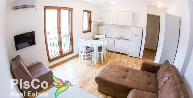 Izdaje se trosoban stan 100m2 u Bloku 5