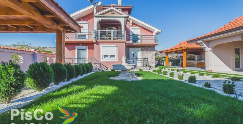 Izdaje se velika kuća u Donjim Kokotima sa uređenim dvorištem