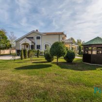 Izdaje se petosobna kuća na Zabjelu sa velikim uređenim dvorištem