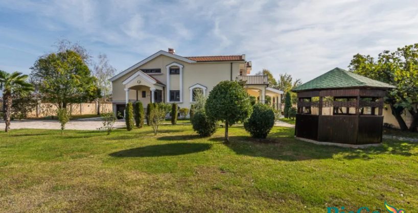 Izdaje se petosobna kuća na Zabjelu sa velikim uređenim dvorištem