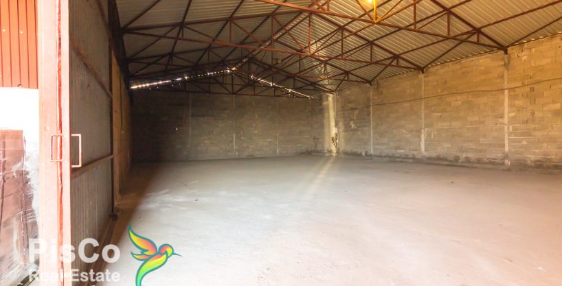 Izdaje se magacinski prostor 220m2 u Zeti