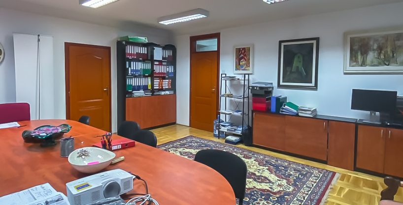Izdaje se polunamješten kancelarijski prostor 93m2 Preko Morače