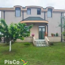 Izdaje se velika kuća 280m2 sa dvorištem na Zabjelu