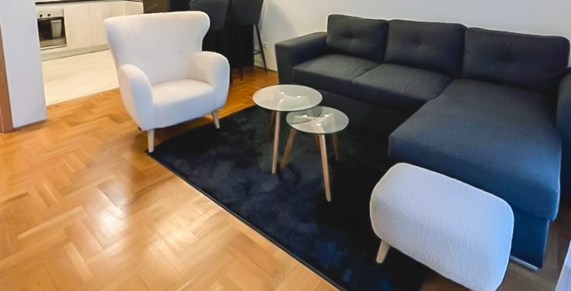 Izdaje se lijep jednosoban stan 48m2 sa garažnim mjestom Preko Morače