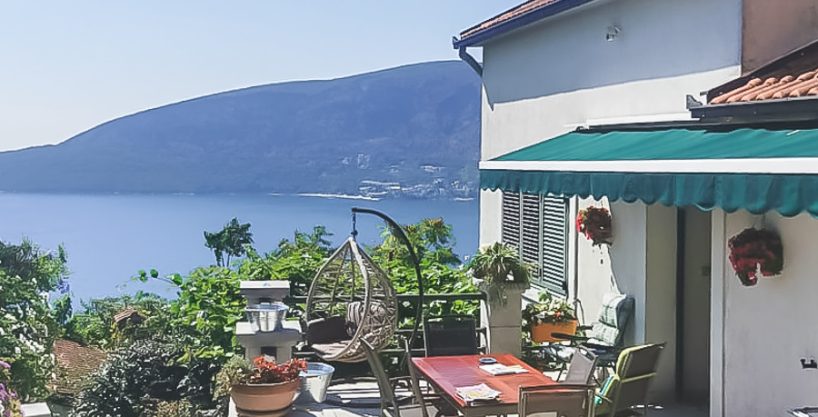 Prodaje se kuća sa direktnim pogledom na more u Herceg Novom