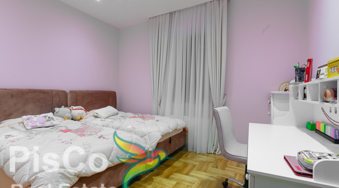 Komforna kuća na Zlatici za rentu na duži period (1 of 19)