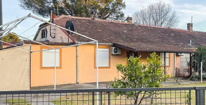 Izdaje se renovirana dvosobna kuća na Zabjelu