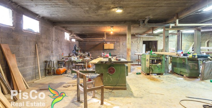 Izdaje se magacinski prostor 220m2 u Tološima