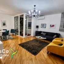 Izdaje se trosoban stan 100m2 u Bloku 5