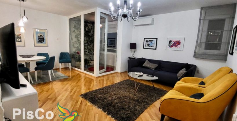 Izdaje se trosoban stan 100m2 u Bloku 5