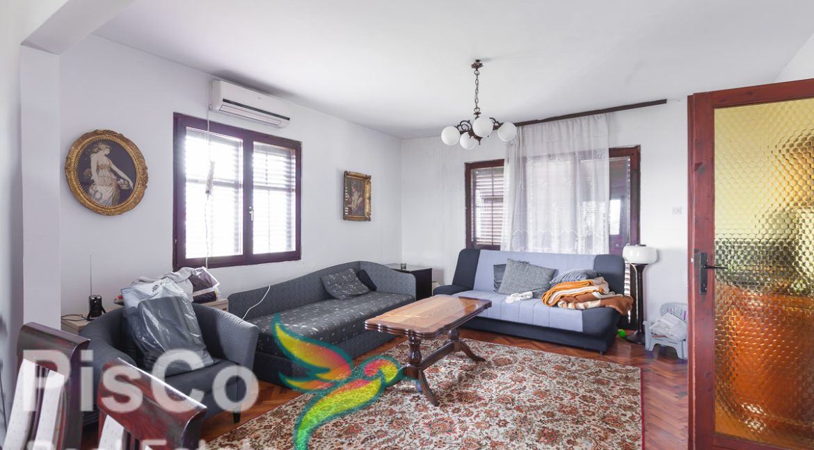 Kvalitetno gradjena kuća u mirnom kraju sa placem od 1300m2 (1 of 13)