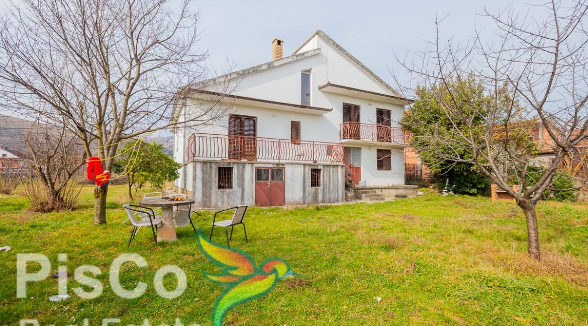 Kvalitetno gradjena kuća u mirnom kraju sa placem od 1300m2 (11 of 13)