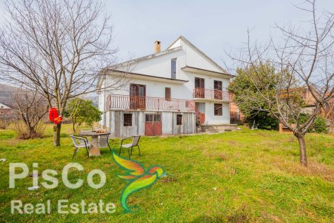 Kvalitetno gradjena kuća u mirnom kraju sa placem od 1300m2 (11 of 13)