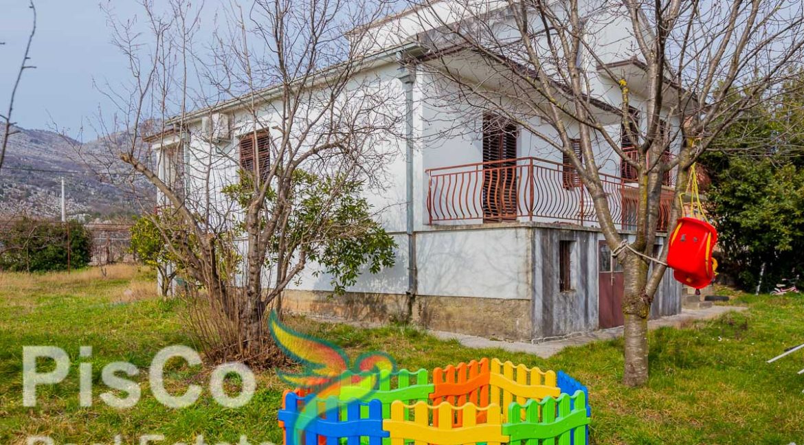 Kvalitetno gradjena kuća u mirnom kraju sa placem od 1300m2 (13 of 13)