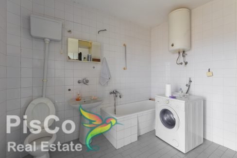 Kvalitetno gradjena kuća u mirnom kraju sa placem od 1300m2 (5 of 13)