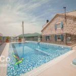 Prodaje se luksuzna vila sa bazenom i privatnom plažom | Tivat