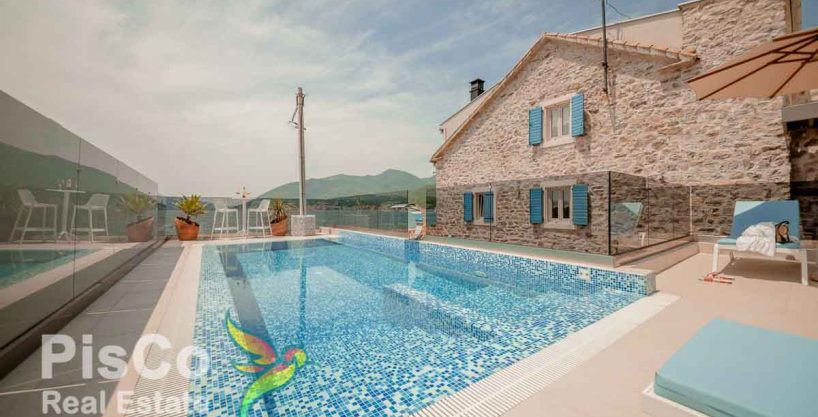 Prodaje se luksuzna vila sa bazenom i privatnom plažom | Tivat