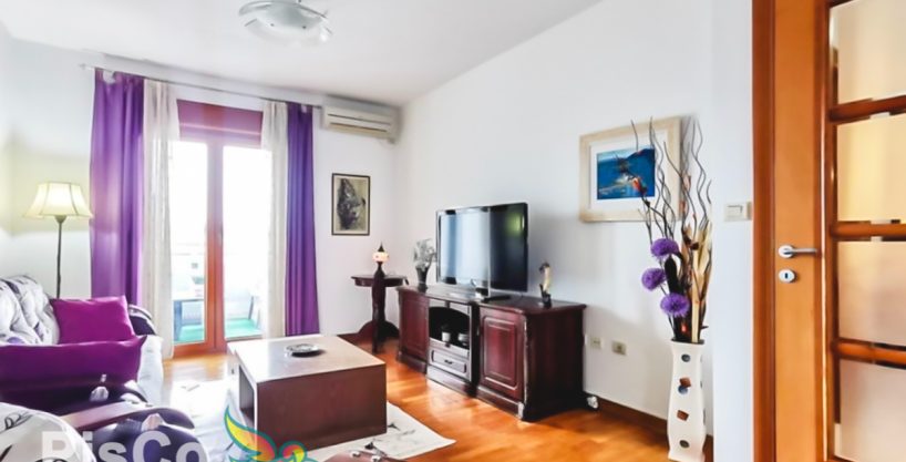 Lijepo namješten trosoban stan u Maxim zgradi 90m2