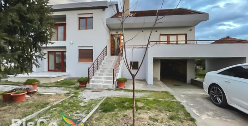 Izdaje se kuća u Maslinama 210m2