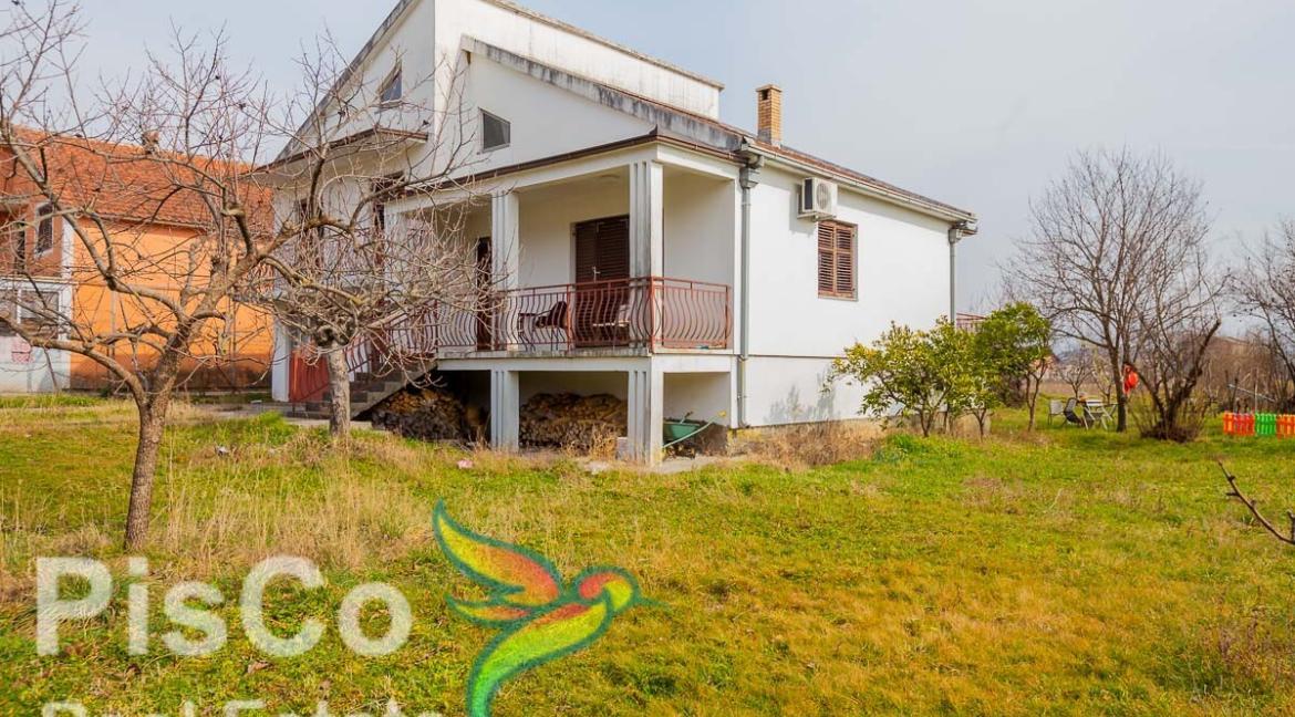 Kvalitetno gradjena kuća u mirnom kraju sa placem od 1300m2 (10 of 13)
